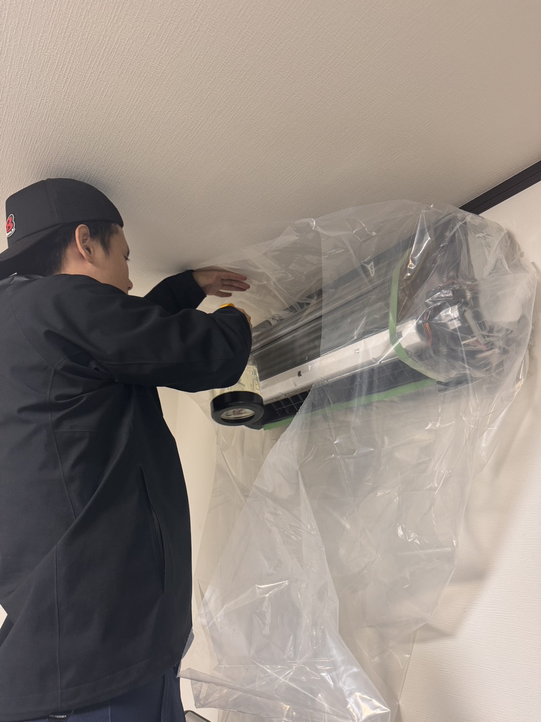 生まれてくる赤ちゃんのために。10年分の汚れをリセットする徹底エアコン分解洗浄